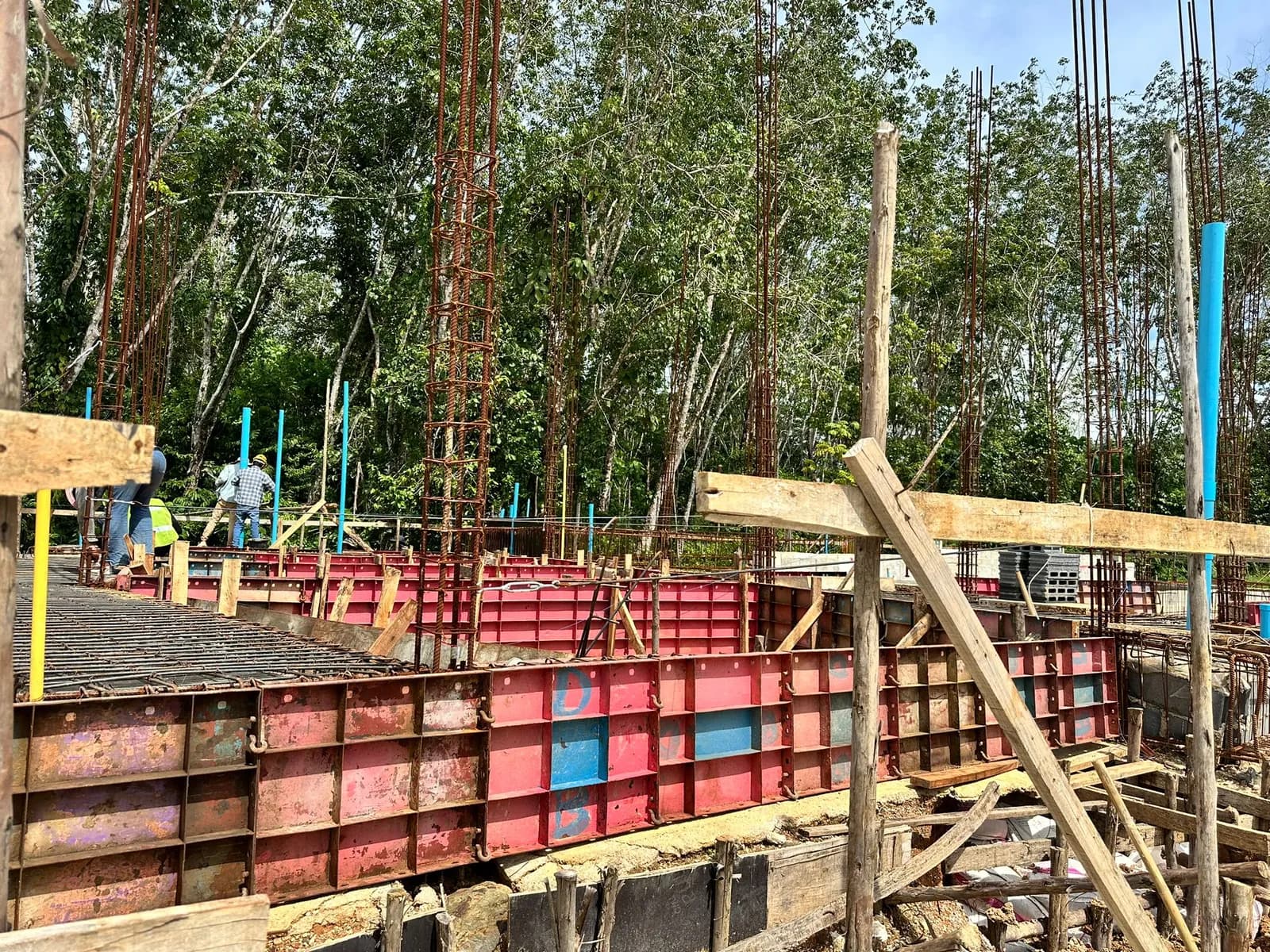 10 September 2025: steel formwork and shoring for a villa's ground beams and slab